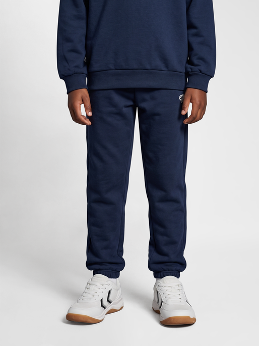 hmlJR LOOSE SWEATPANTS BEE, DRESS BLUES, model
