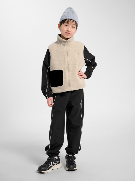 hmlJR MARTINI FLEECE ZIP VEST, OATMEAL, model