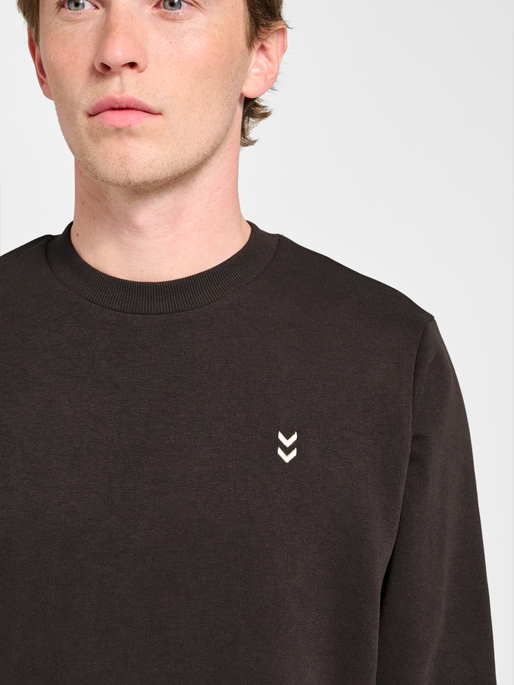 hmlPULSE SWEAT CREWNECK, AFTER DARK, model