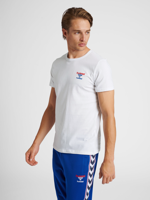hmlIC DAYTON T-SHIRT, WHITE, model
