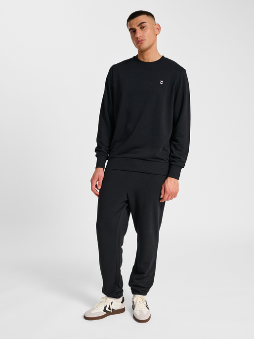 hmlPULSE SWEAT CREWNECK, BLACK, model