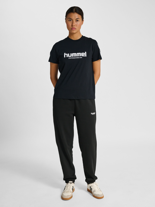hmlLEGACY 2.0 W T-SHIRT S/S, BLACK, model