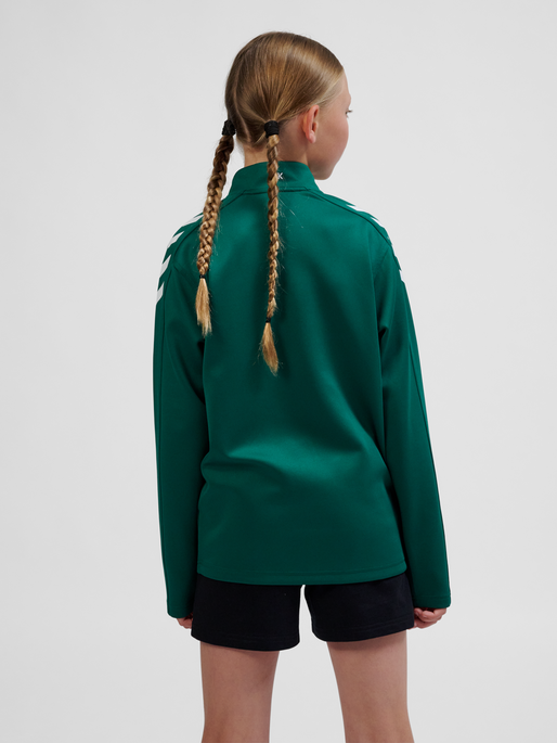 hmlCORE XK POLY ZIP SWEAT KIDS, EVERGREEN, model