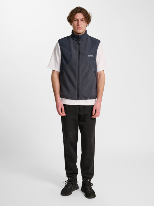 hmlHYBRID FLEECE VEST, EBONY, model