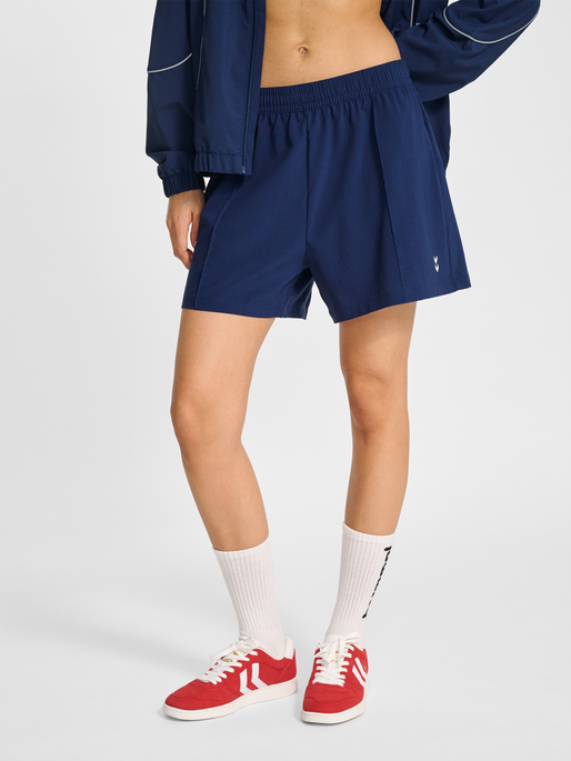 hmlPULSE WORKOUT W SHORTS, DRESS BLUES, model