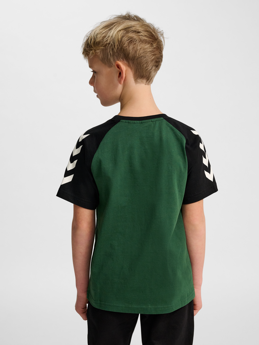 hmlJR LOGO T-SHIRT S/S, DARK GREEN, model