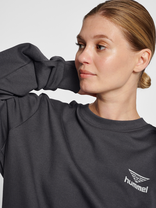 hmlLGC LOYALTY SWEATHIRT, BLACKENED PEARL, model