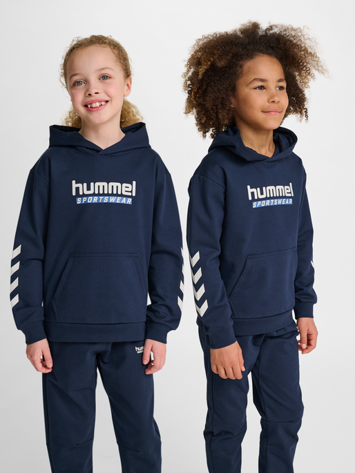 hmlJR LOGO HOODIE, DRESS BLUES, model