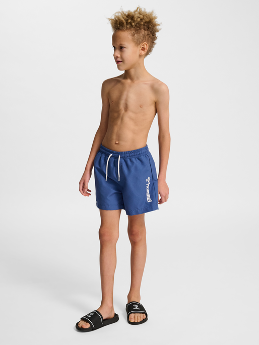 hmlBONDI BOARD SHORTS, TRUE NAVY, model