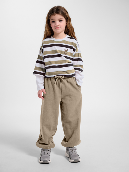 hmlJR STREET TRACKSUIT CARGO PANTS, SILVER MINK, model