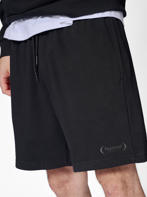 hmlFELIX SWEAT SHORTS, BLACK, model