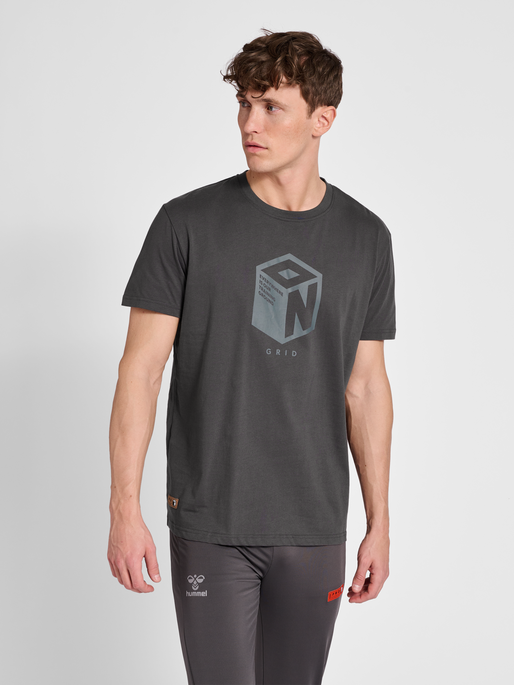 hmlPRO GRID COTTON T-SHIRT S/S, FORGED IRON, model