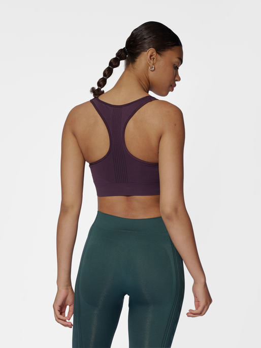 hmlMT SHAPING SEAMLESS SPORTS TOP, PLUM PERFECT, model
