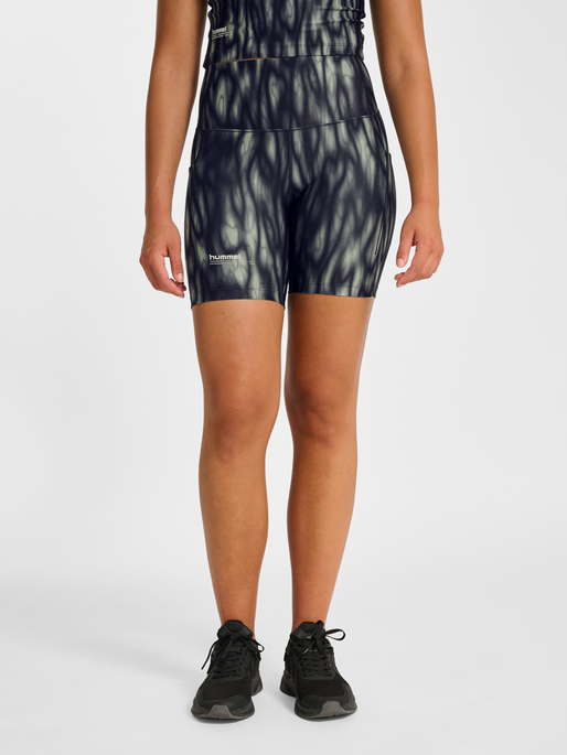 hmlHIIT AOP INTENSITY SHORT TIGHTS, SEAGRASS, model