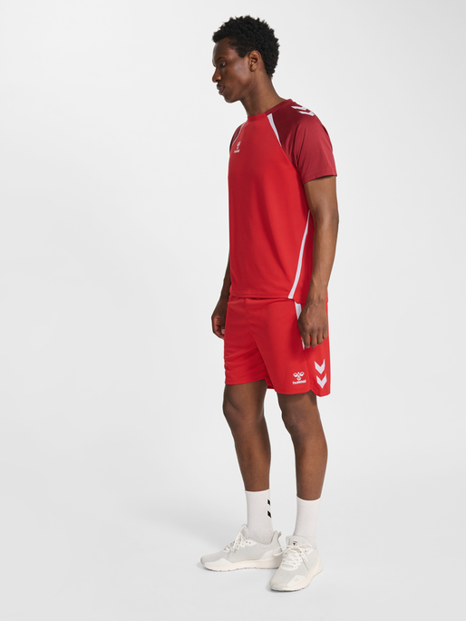 hmlLEAD 2.0 SHORTS, TRUE RED, model