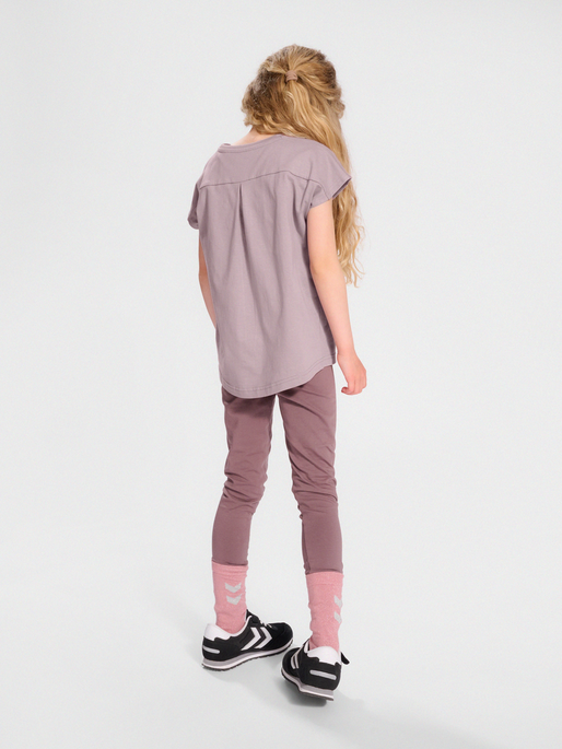 hmlDIEZ T-SHIRT S/S, QUAIL, model