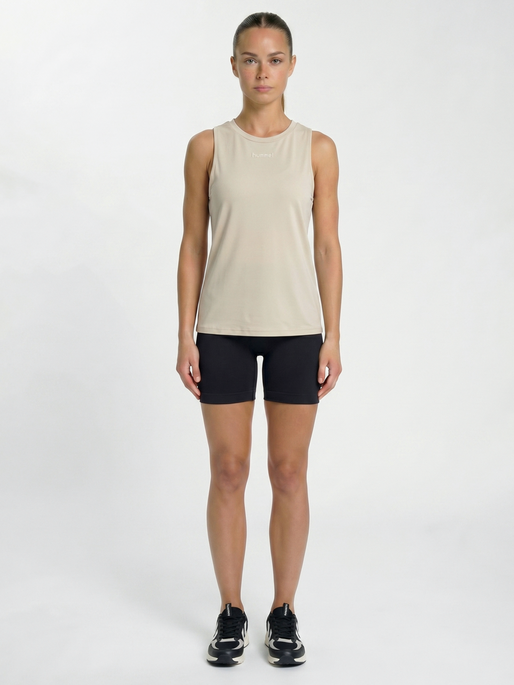 hmlVANJA TECH TOP, OVERCAST, model