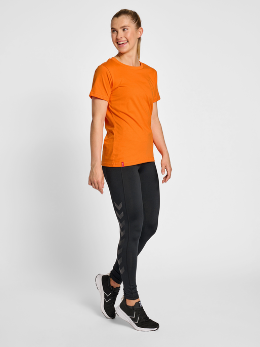 hmlRED HEAVY T-SHIRT S/S WOMAN, ORANGE TIGER, model