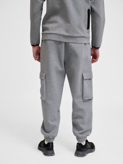 hmlTECH FLEECE LOOSE CARGO PANTS, GREY MELANGE, model