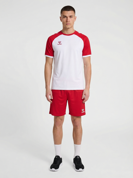 hmlESSENTIAL SHORTS, TRUE RED, model