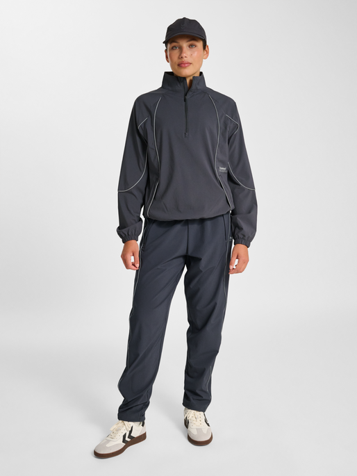 hmlPULSE WOVEN W PANTS, EBONY, model