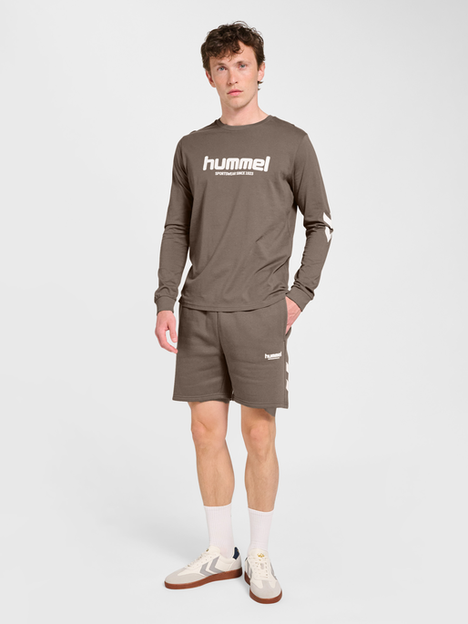 hmlLEGACY 2.0 SHORTS, DARK NIGHT, model