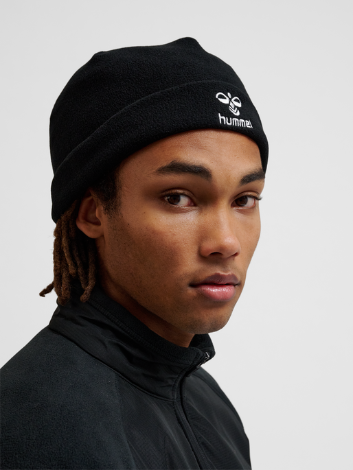 hmlFLEECE BEANIE, BLACK, model