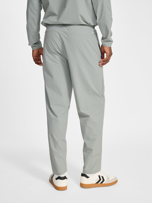 hmlPULSE PANTS, BELGIAN BLOCK, model