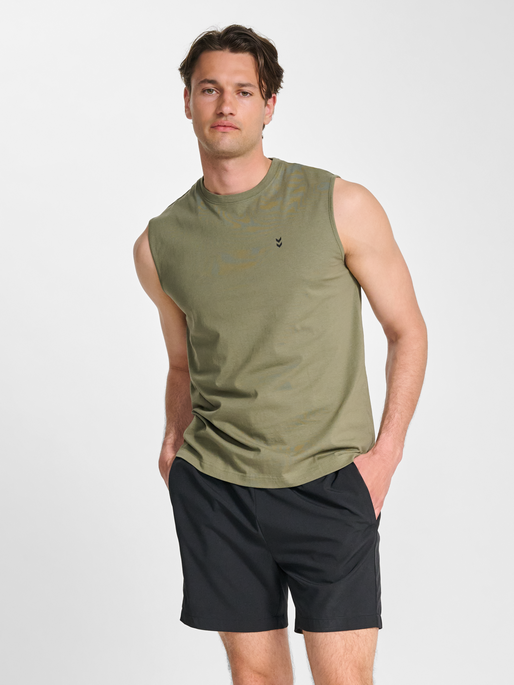 hmlHIIT MUSCLE TANK TOP, DEEP LICHEN GREEN, model