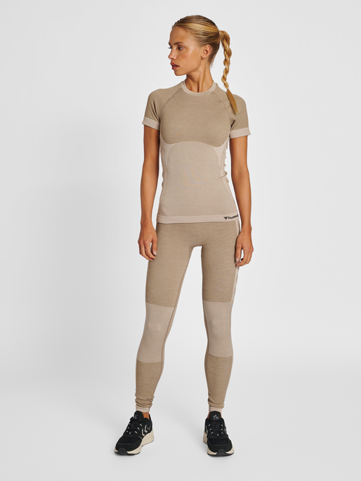 hmlCLEA SEAMLESS TIGHT T-SHIRT, CHATEAU GRAY/DRIFTWOOD MELANGE, model