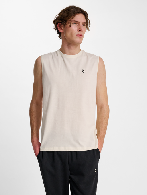 hmlHIIT MUSCLE TANK TOP, TOFU, model