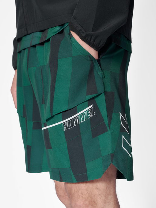 hmlCOURT AOP POCKET SHORTS, RAIN FOREST, model