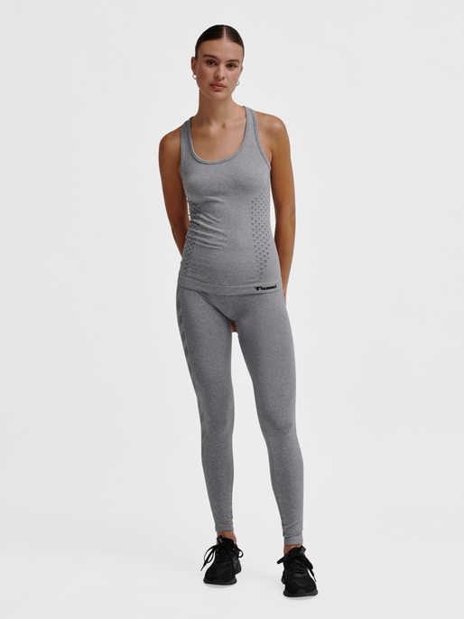 hmlCI SEAMLESS TOP, GREY MELANGE, model