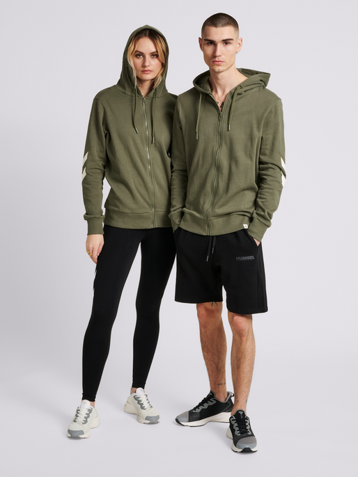 hmlLEGACY ZIP HOODIE, BEETLE, model