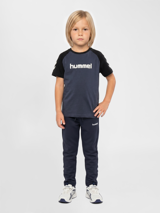 hmlJR LOGO T-SHIRT S/S, OMBRE BLUE, model