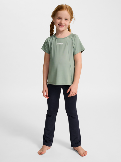 hmlLUNA TOP S/S, ICEBERG GREEN, model