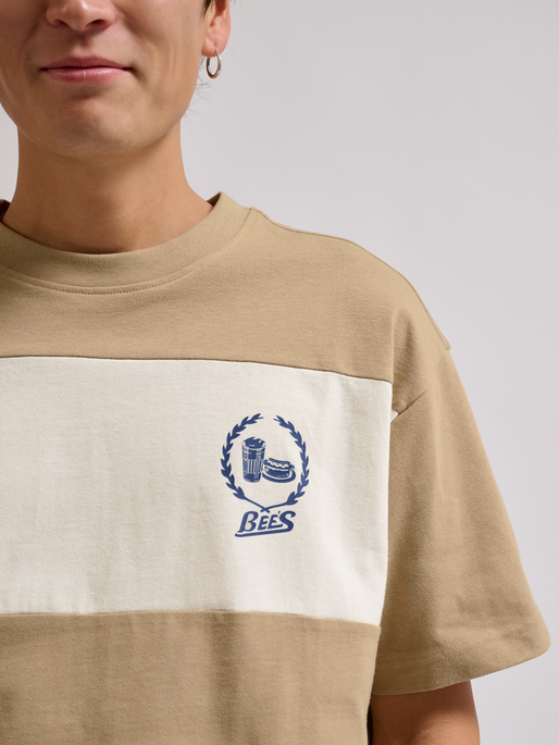 hmlLOOSE T-SHIRT S/S BEES STRIPE, TOFU/CORNSTALK, model
