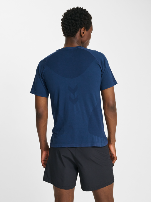 hmlHIIT SEAMLESS T-SHIRT S/S, DRESS BLUES, model