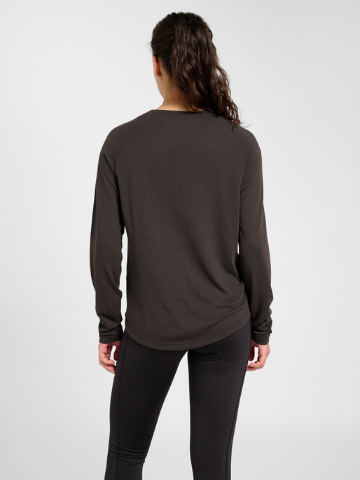 hmlMT VANJA T-SHIRT L/S, AFTER DARK, model