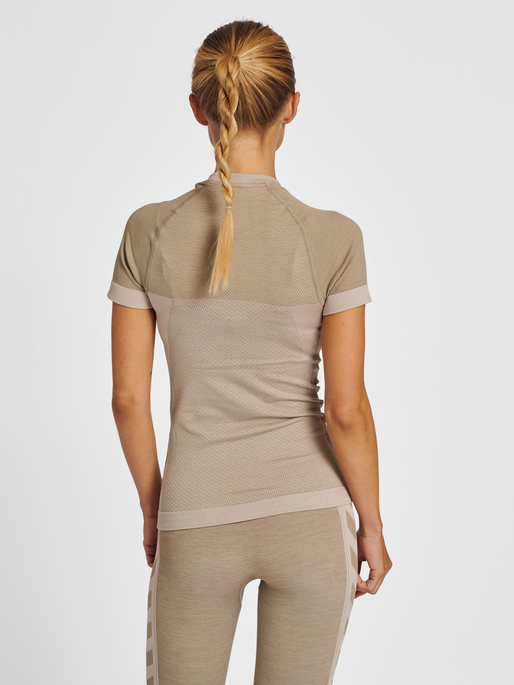 hmlCLEA SEAMLESS TIGHT T-SHIRT, CHATEAU GRAY/DRIFTWOOD MELANGE, model