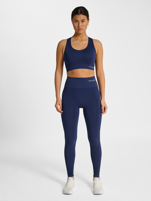 hmlTIF SEAMLESS SPORTS TOP, BLACK IRIS, model