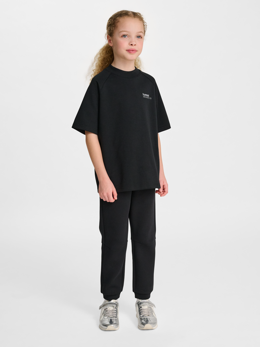 hmlJR TECH LOOSE T-SHIRT, BLACK, model
