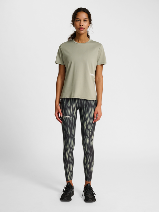 hmlPULSE WORKOUT W T-SHIRT S/S, SEAGRASS, model