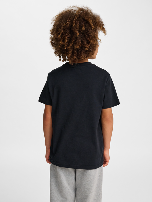 hmlJR BASE T-SHIRT S/S, BLACK, model