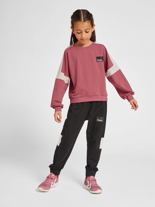 hmlMARLEE SWEATSHIRT, DECO ROSE, model