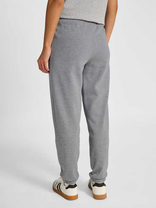 hmlPULSE W SWEAT PANTS, GREY MELANGE, model