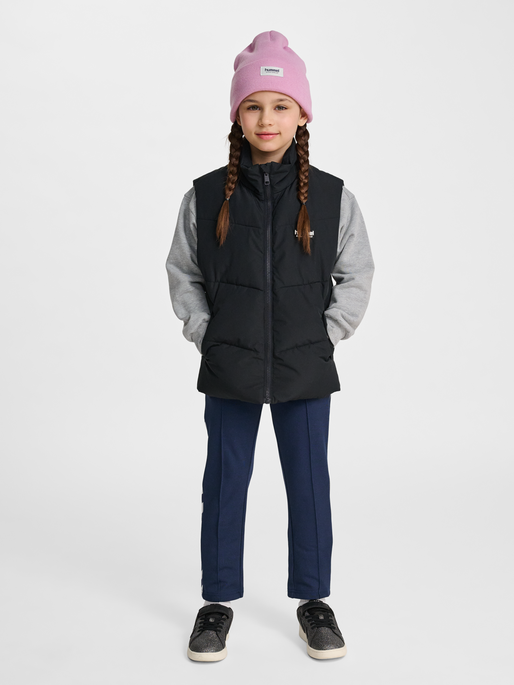 hmlJR PUFFER VEST, BLACK, model