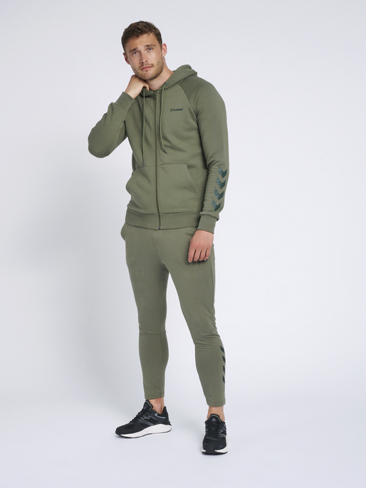 hmlISAM ZIP HOODIE, BEETLE, model