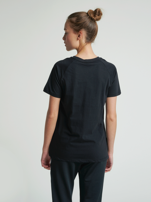 hmlZENIA T-SHIRT S/S, BLACK, model