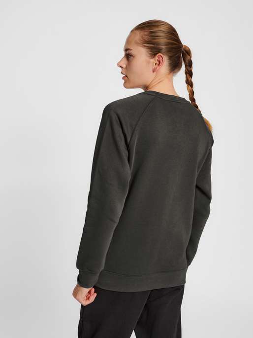 hmlRED HEAVY SWEATSHIRT WOMAN, RAVEN, model